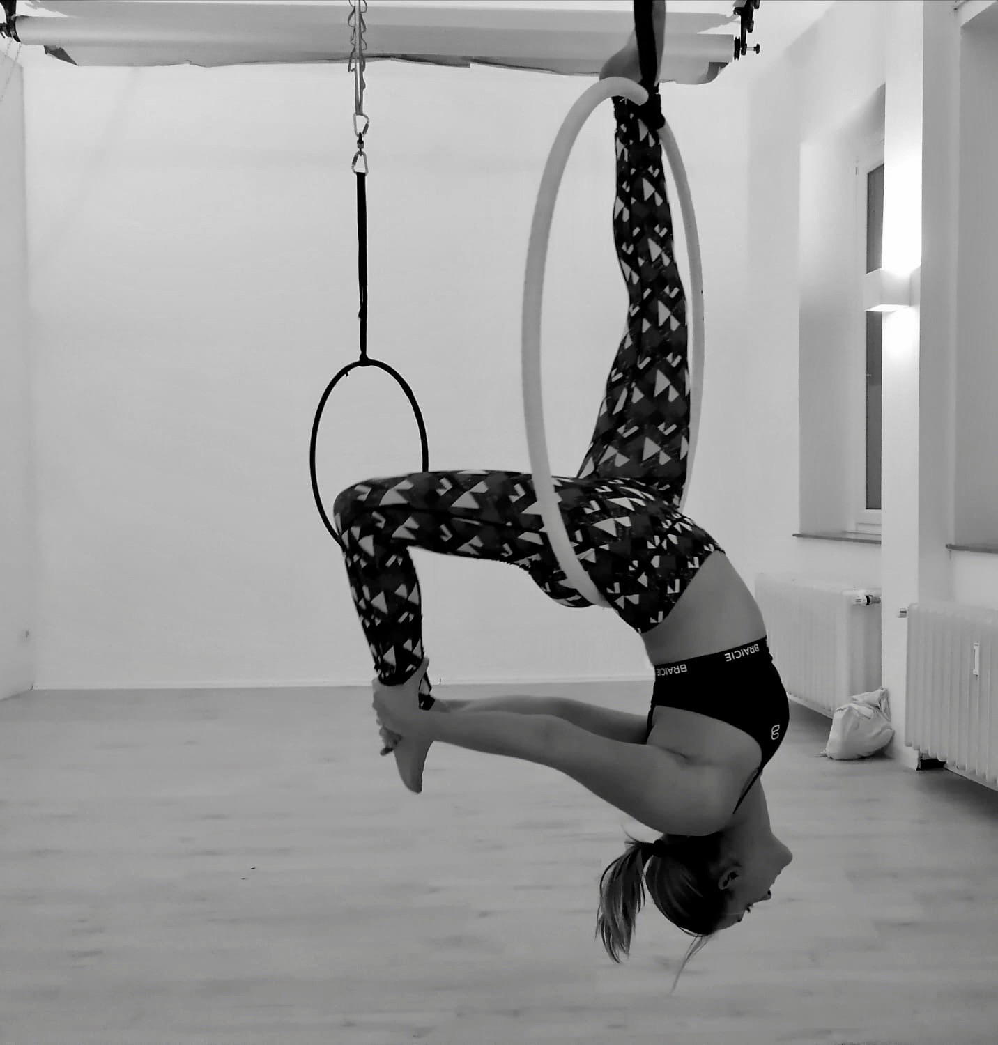 Frau macht Aerial Hoop Fitness im Sport-BH von BRAICIE